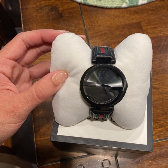 Gucci watch in good condition. Tiny scratch can barely see it. - Picture 4 of 4